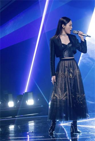 1655351120186581.jpg 龚爽着黑色皮衣大胆创新走朋克风格.jpg