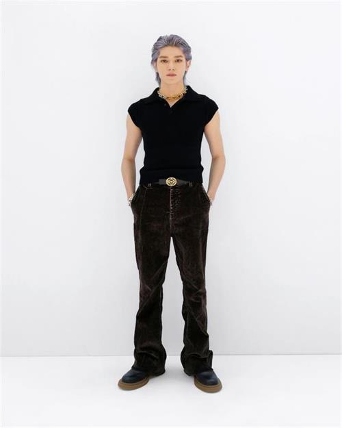 1687771592345606.jpg 泰容出席巴黎时装周LOEWE拍照墙.jpg